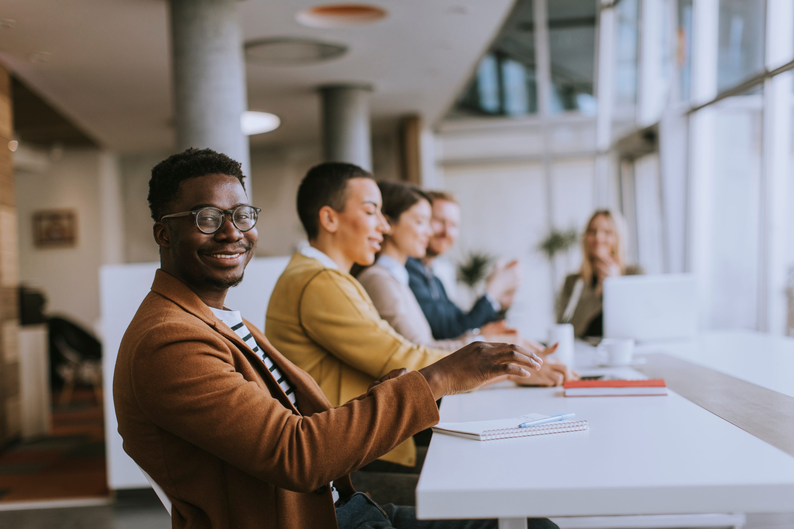 Un groupe de professionnels des affaires travaillant ensemble et préparant un nouveau projet lors d'une réunion au bureau.