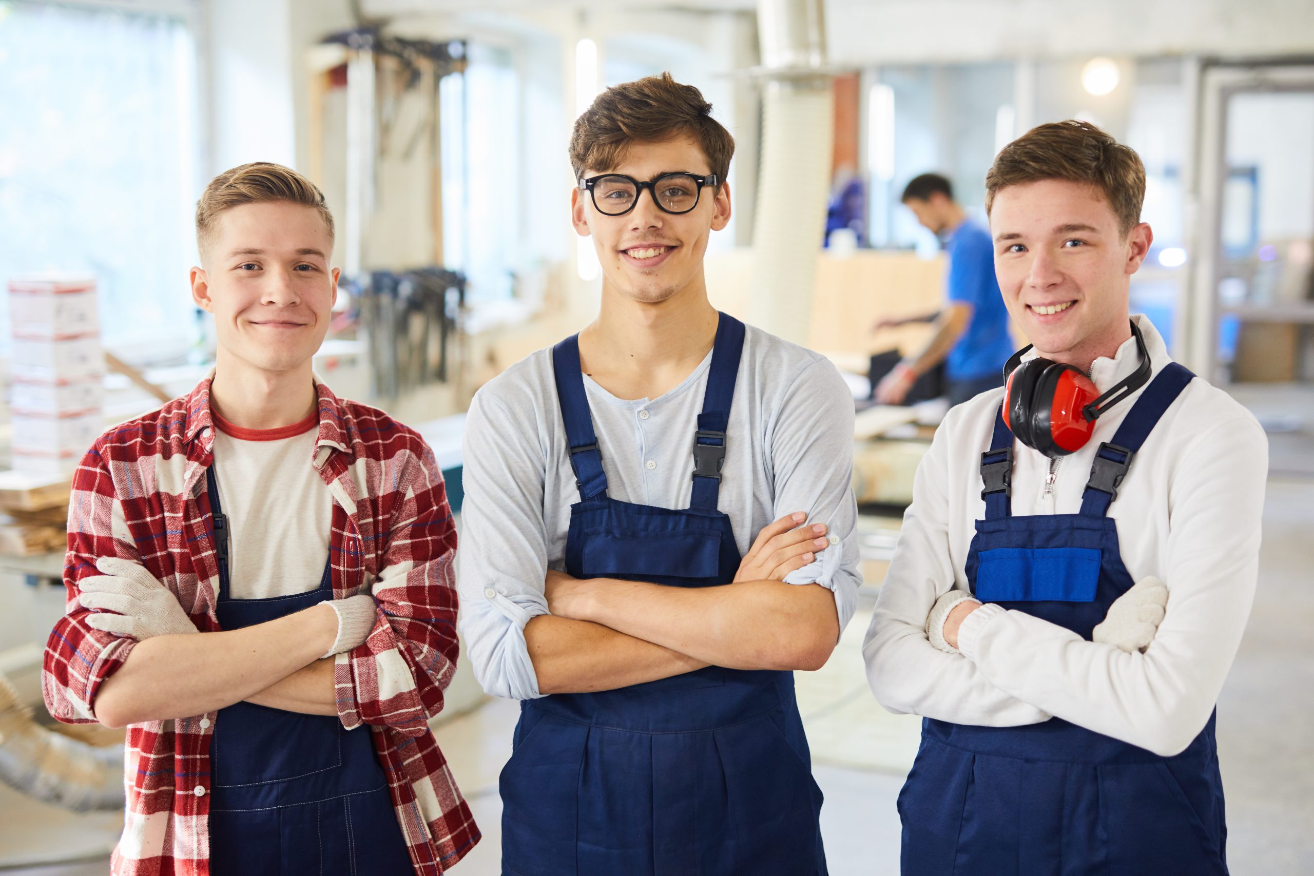 Jeunes étudiants en menuiserie dans un atelier.