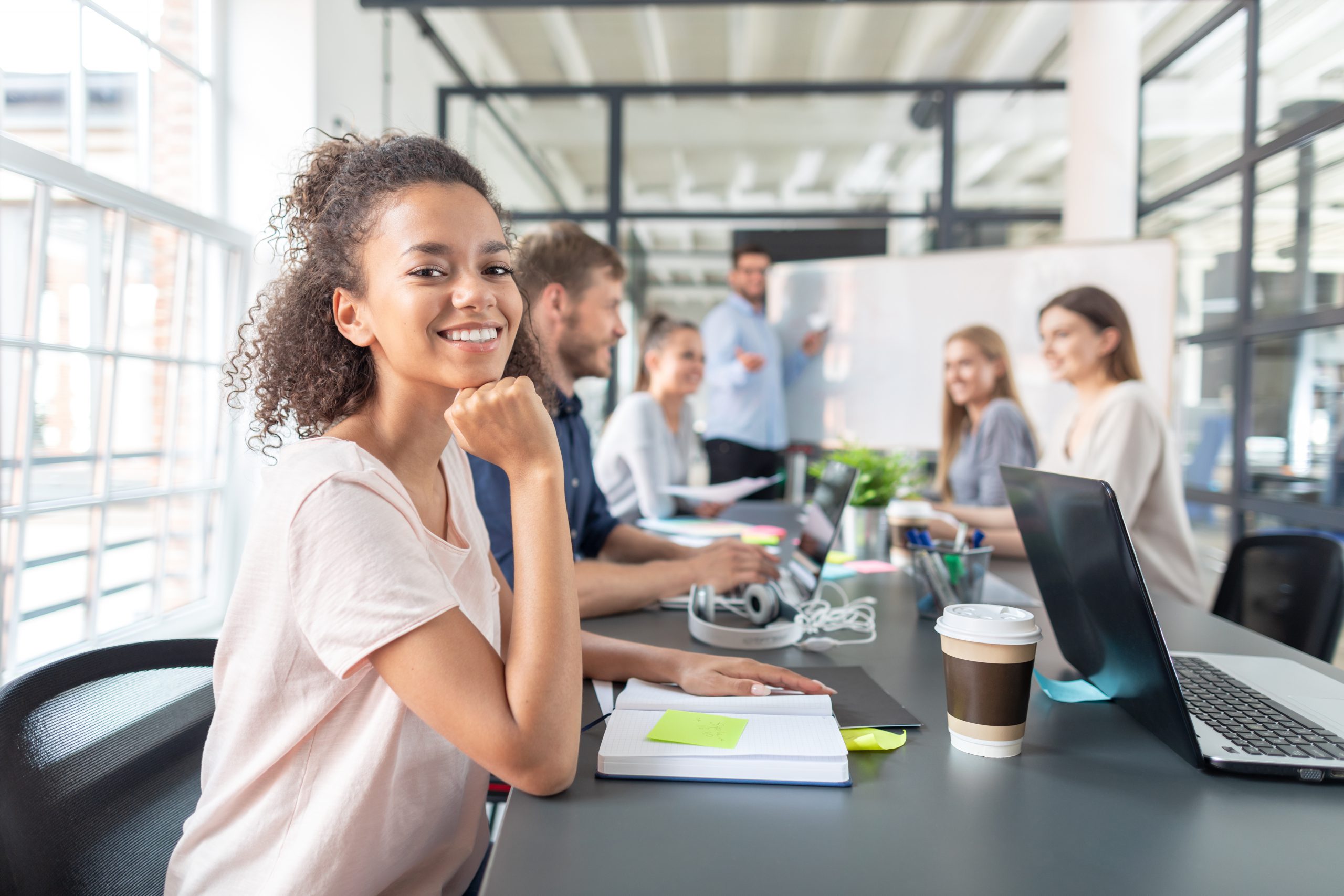 Jeunes professionnels créatifs se réunissant au bureau.