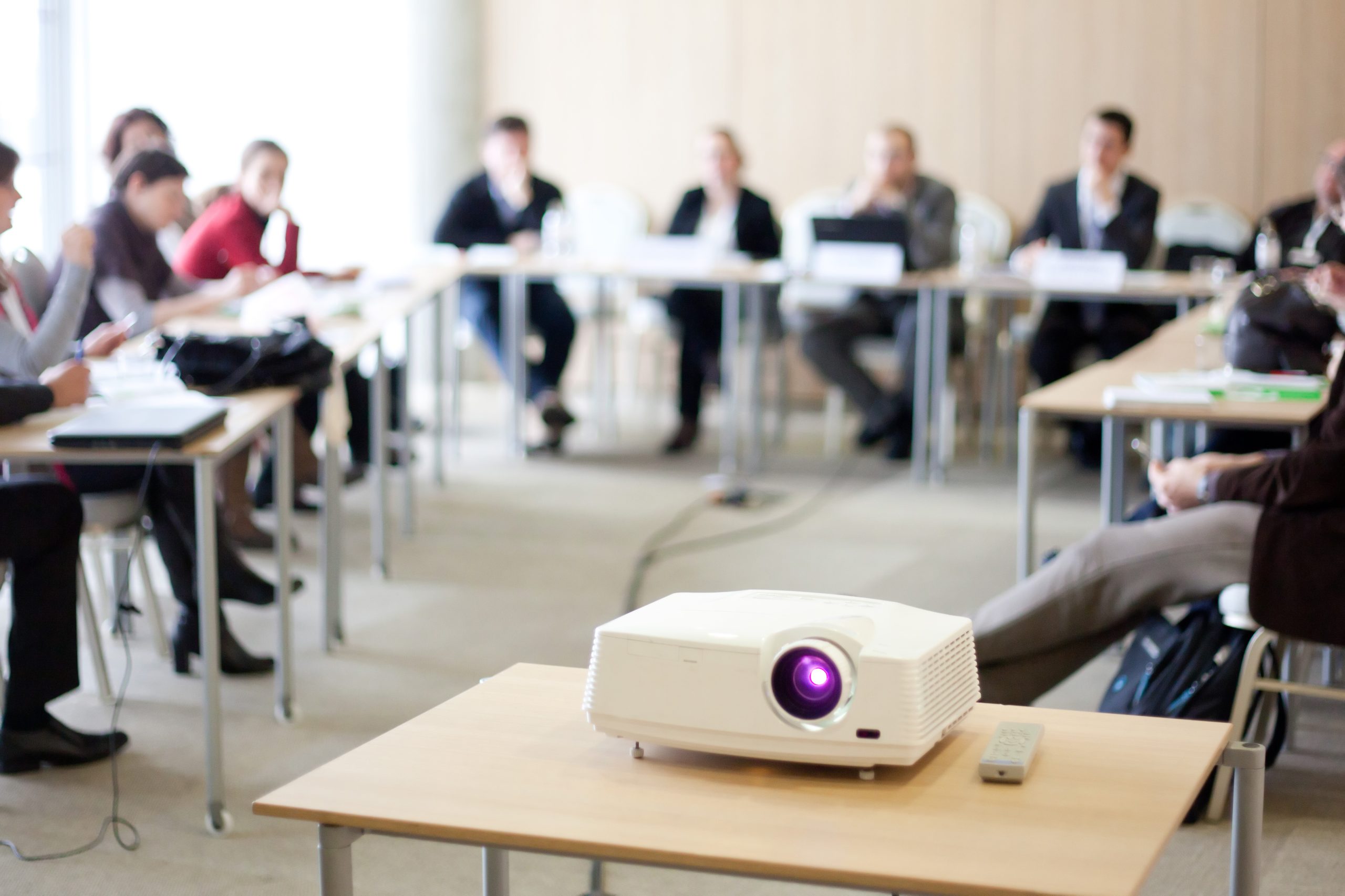 Salle de formation avec participants et vidéo projecteur