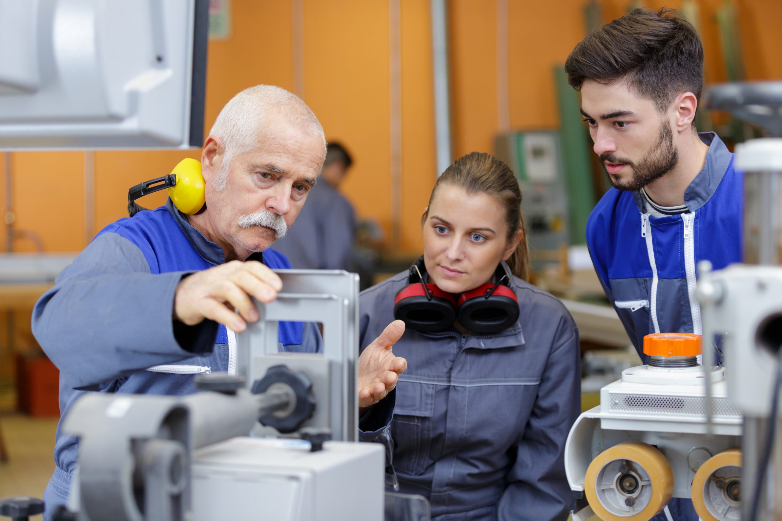 Menuisier expérimenté avec deux apprentis.