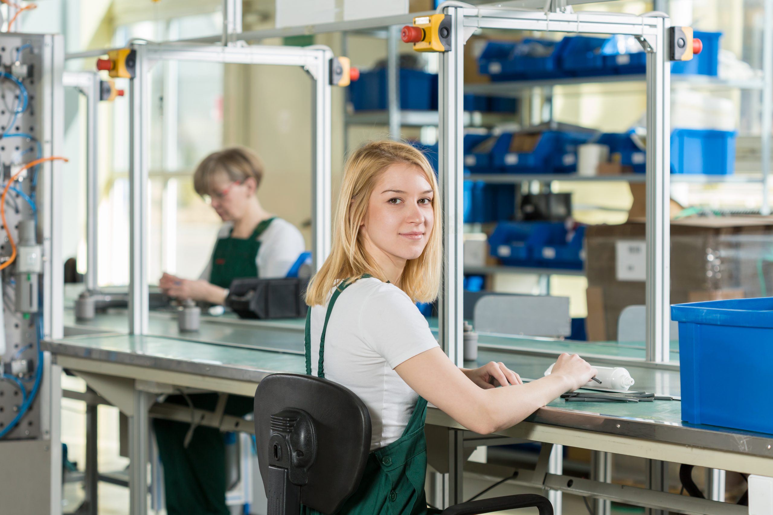 Femme travaillant sur la ligne de production.